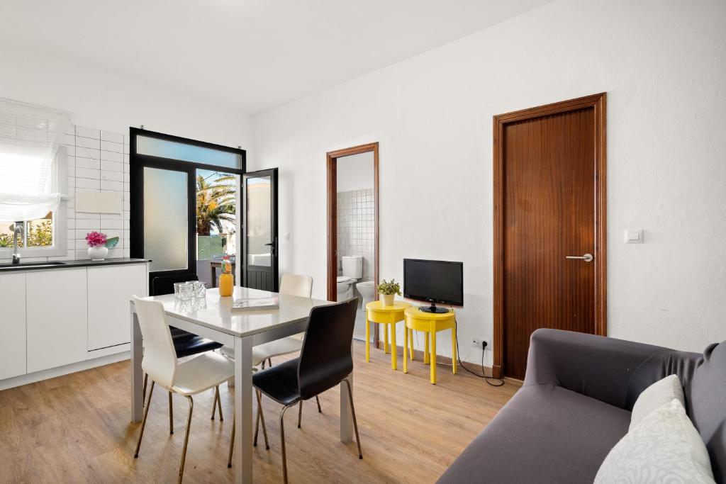 a kitchen and living room with a table and chairs at Apartamento Sa Mesquida 9 by 3VILLAS in Cala Llonga