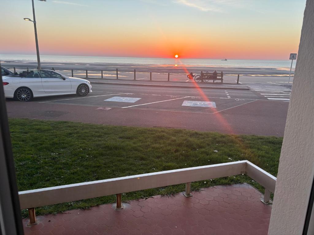 a car parked in a parking lot next to the beach at Châteaux de Sable Hardelot in Neufchâtel-Hardelot