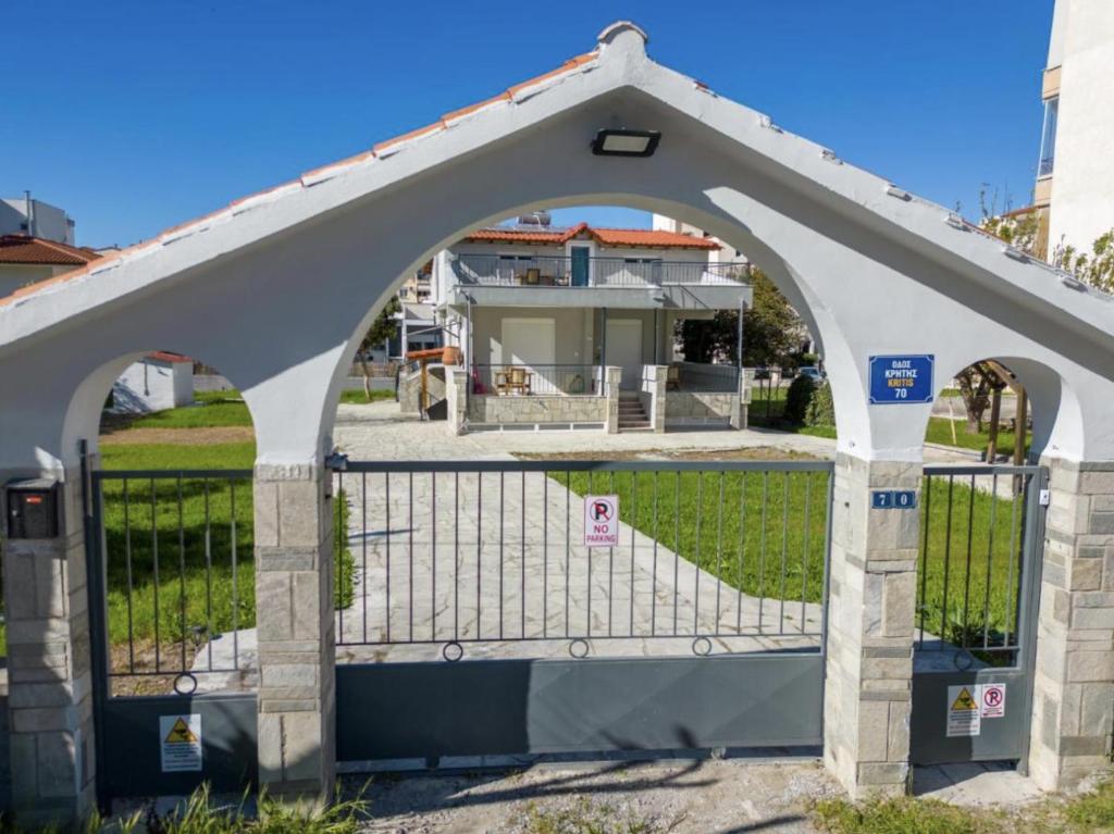 un arco con un cancello davanti a una casa di F & R Villa a Perea