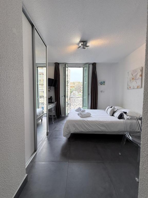 Studio central avec balcon- Plage - Tram - Aéroport