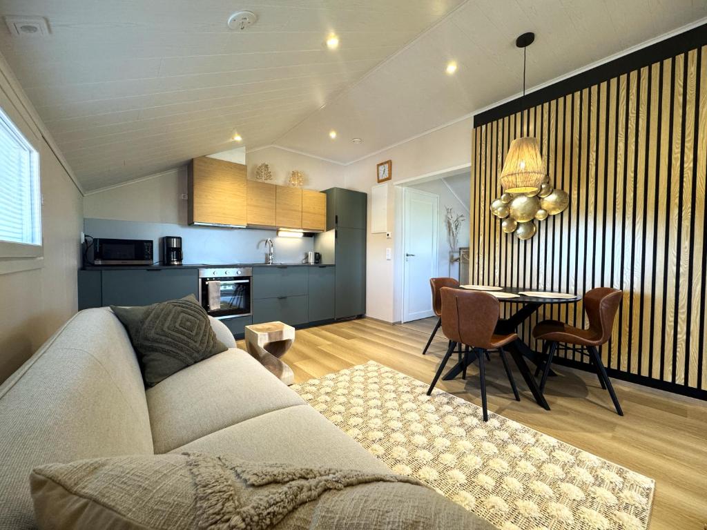 a living room with a couch and a table at Riihen Ullakko in Äkäslompolo