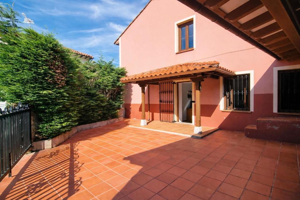 a house with a patio and an open door at Llanes Casa con Terraza y Barbacoa – La Jorcada in Porrúa