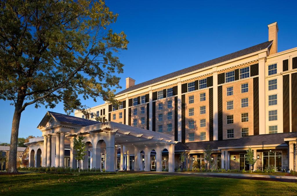 una vista exterior de un gran edificio con césped en The Guest House at Graceland, en Memphis