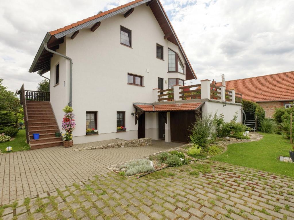 ein großes weißes Haus mit einem Backsteinhof in der Unterkunft Beautiful apartment in the Harz with terrace in Ballenstedt