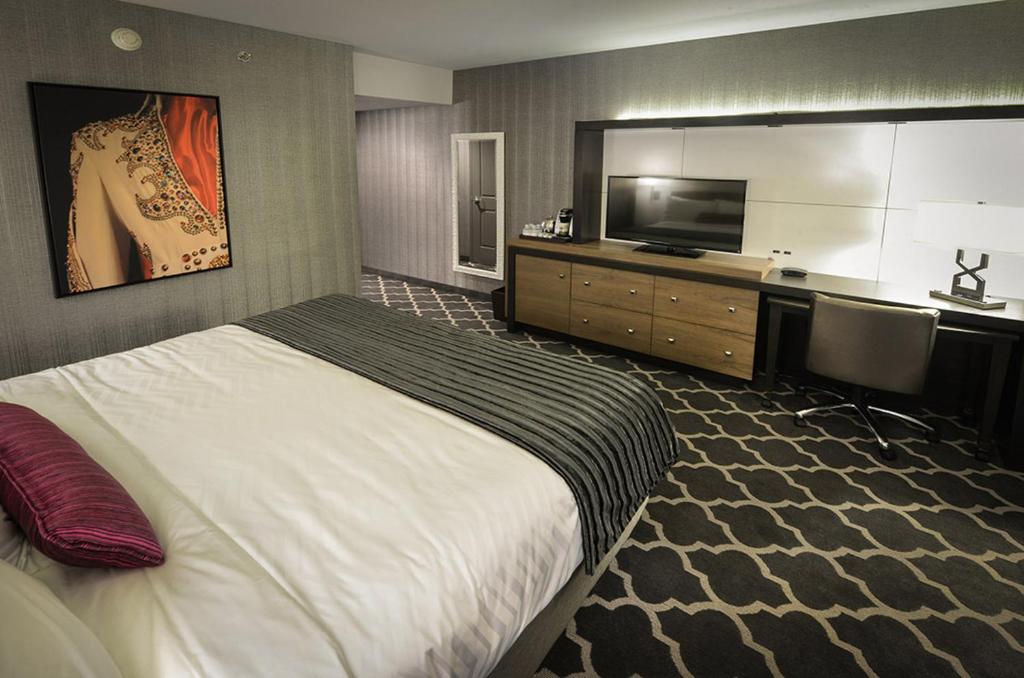 A bed or beds in a room at The Guest House at Graceland