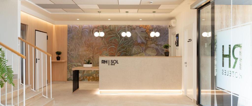 hol ze ścianą ozdobioną muralem przedstawiającym rośliny w obiekcie Hotel RH Sol w mieście Benidorm