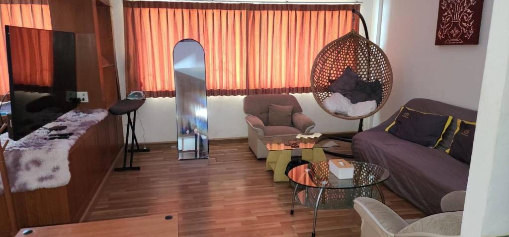 فضای داخلی JOLLY GUESTHOUSE & RESTAURANT در پاتایا - تصویر ۳