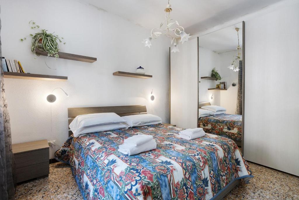 a bedroom with a bed and a mirror at Casa Luigi in Vernazza