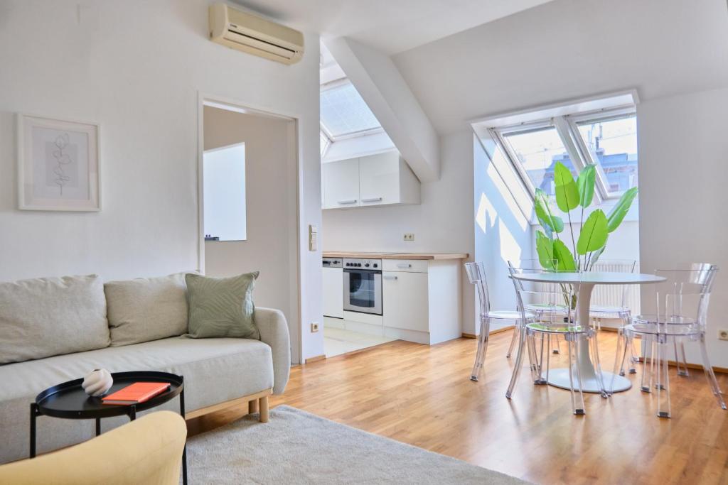 Bright Top-Floor Apartment near Naschmarkt