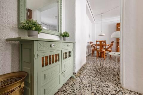 Fresh, Spacious Beach Apartment in Valencia