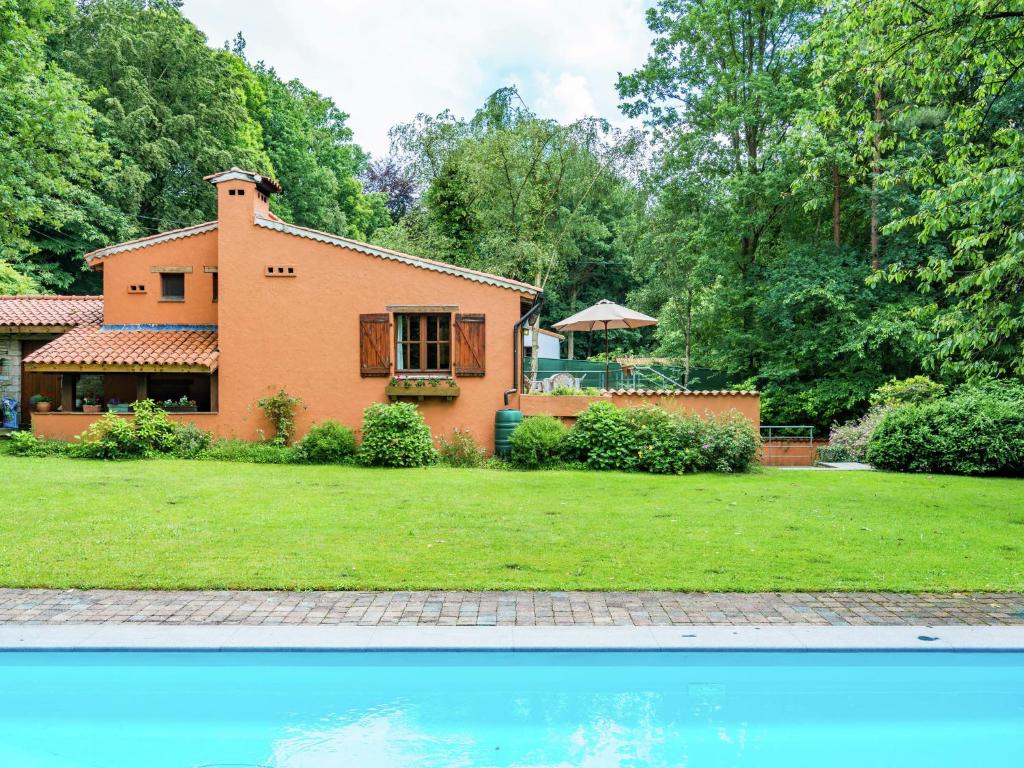 uma casa com um quintal com uma piscina em frente em Cosy and snug holiday home with joint swimming pool em Zichemsveld