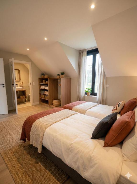 two beds in a bedroom with a attic at Sandstone in Noisy-sur-École