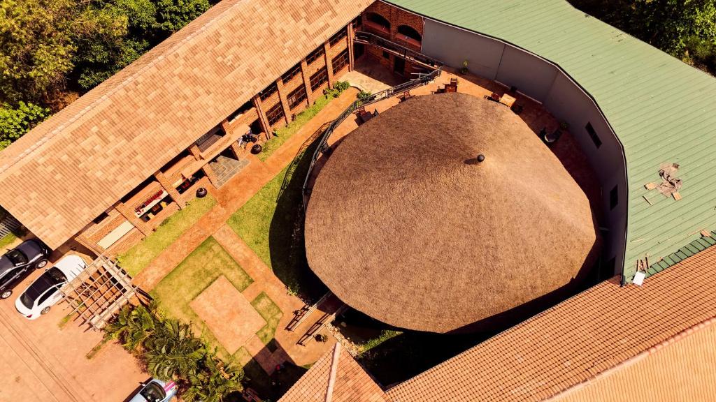 una vista dall'alto di un edificio con un grande anfiteatro di Premier Cabins a North Legon