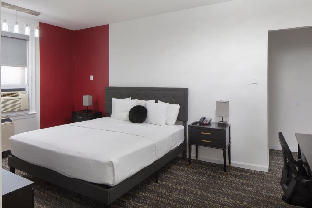 Ramada by Wyndham Jersey City - 