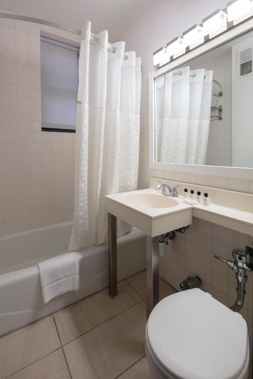 Ramada by Wyndham Jersey City - 