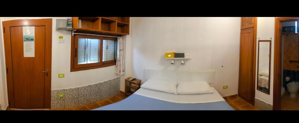 a small room with a bed in a room at Sperlonga Tiny Room in Sperlonga