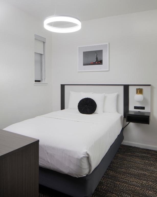 Ramada by Wyndham Jersey City - 