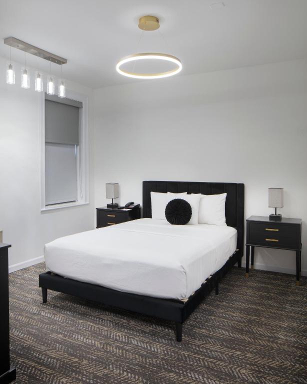 Ramada by Wyndham Jersey City - 