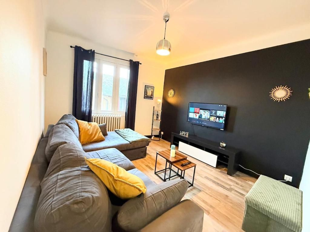 a living room with a couch and a flat screen tv at Appartement, centre, cozy in Rodez