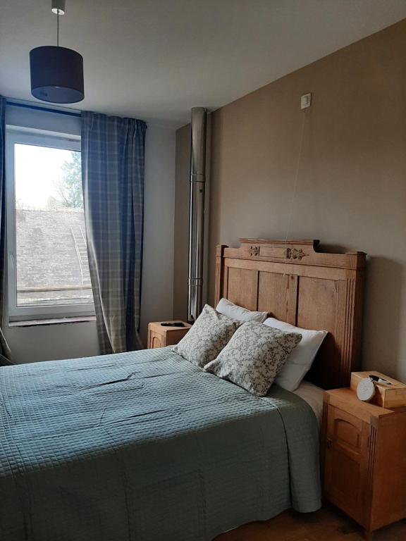 a bedroom with a bed with pillows and a window at L'Ultra Pause au cœur du Viroin in Olloy-sur-Viroin