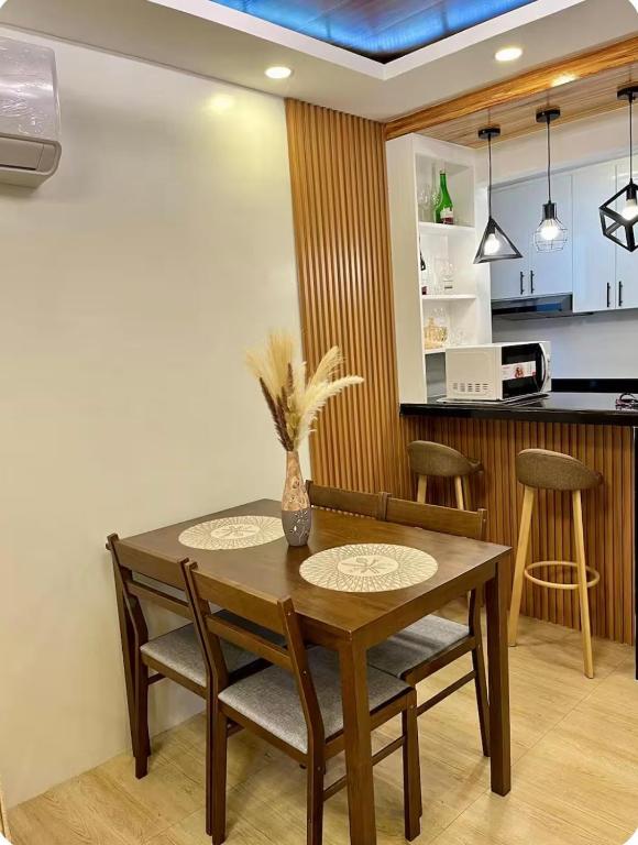 a dining room table with chairs and a kitchen at Casa Terrazza Marteja in Malolos