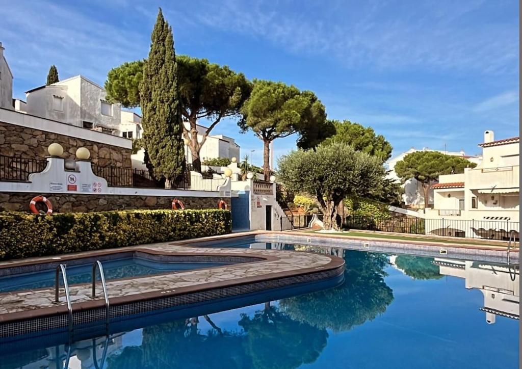 Appartement calme avec terrasse, piscine à Roses