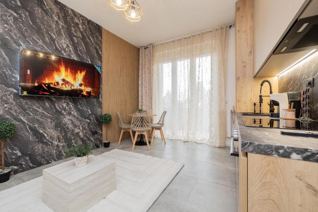 ein Wohnzimmer mit einem Kamin an der Wand in der Unterkunft BM Prestige in Presezzo