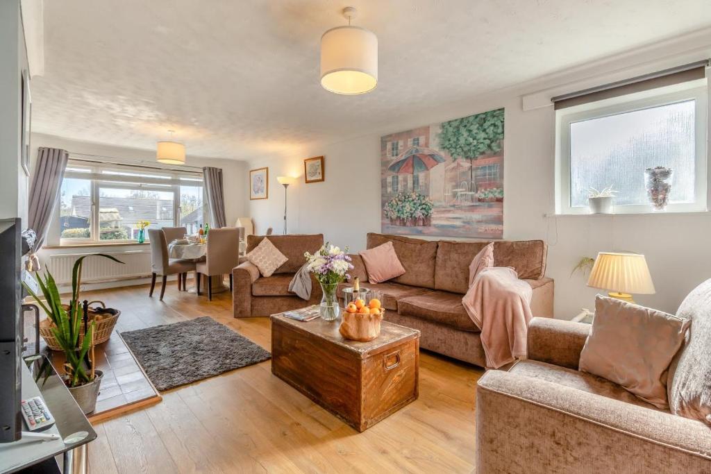 a living room with a couch and a table at 3 Bed in Stratford St. Andrew oc-swint in Farnham