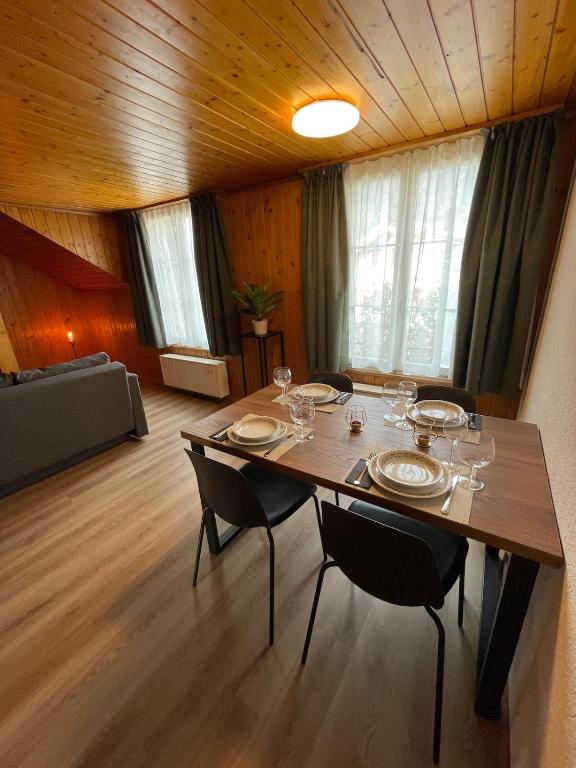a dining room with a table and chairs at Gemütliche 3,5 Zimmer Wohnung in Unterseen