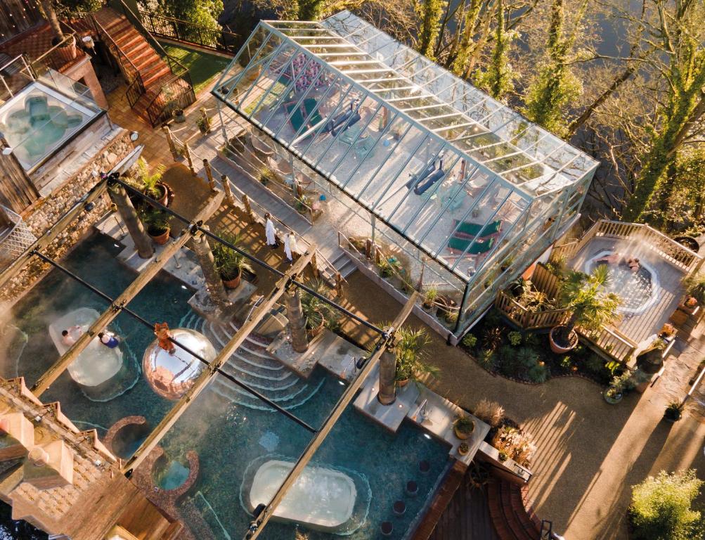 Draufsicht auf ein Schwimmbad mit Glashaus in der Unterkunft The Rabbit Hotel & Retreat in Templepatrick