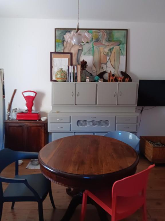 ein Esszimmer mit einem Holztisch und Stühlen in der Unterkunft Villinolapieve in Castelfiorentino