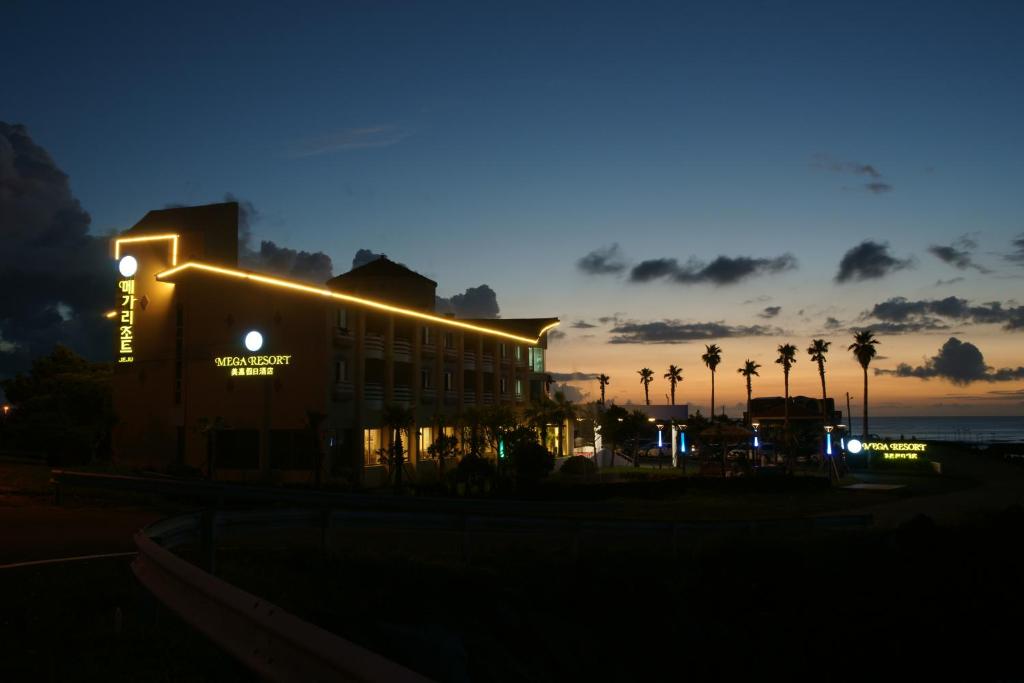 un edificio con luci sopra di esso di notte di Mega Resort a Jeju