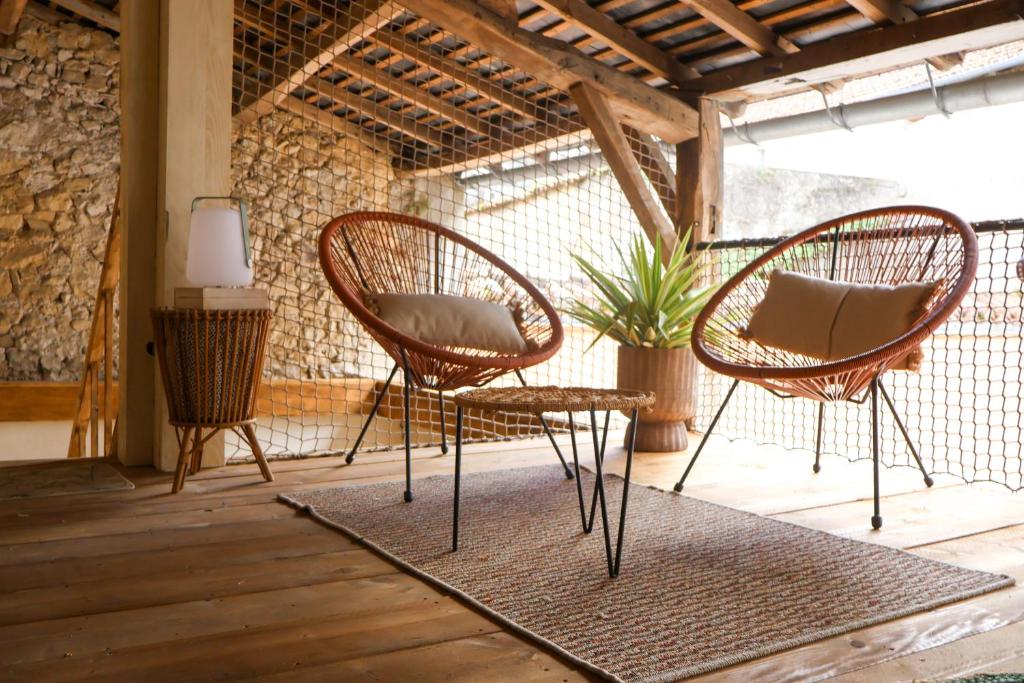 two chairs and a table on a porch at Grande maison de ville MALO LEONE 250m2 pour 15 personnes proche du Puy du Fou in Mauléon
