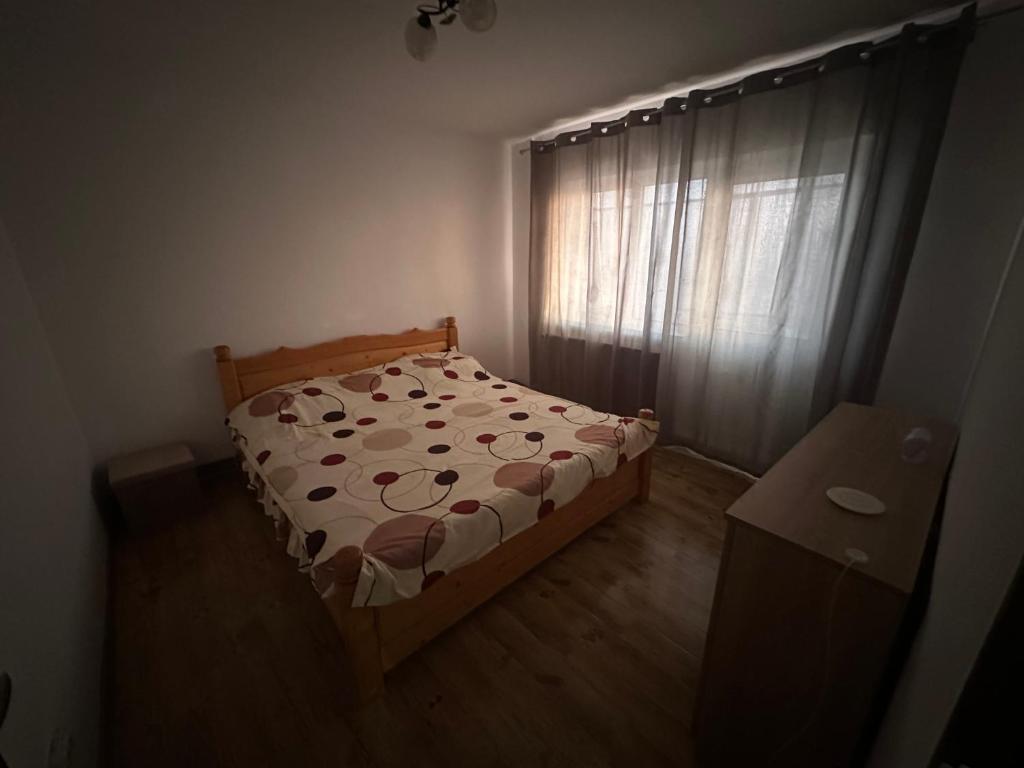 a small bedroom with a bed and a window at Coso in Filiaşi