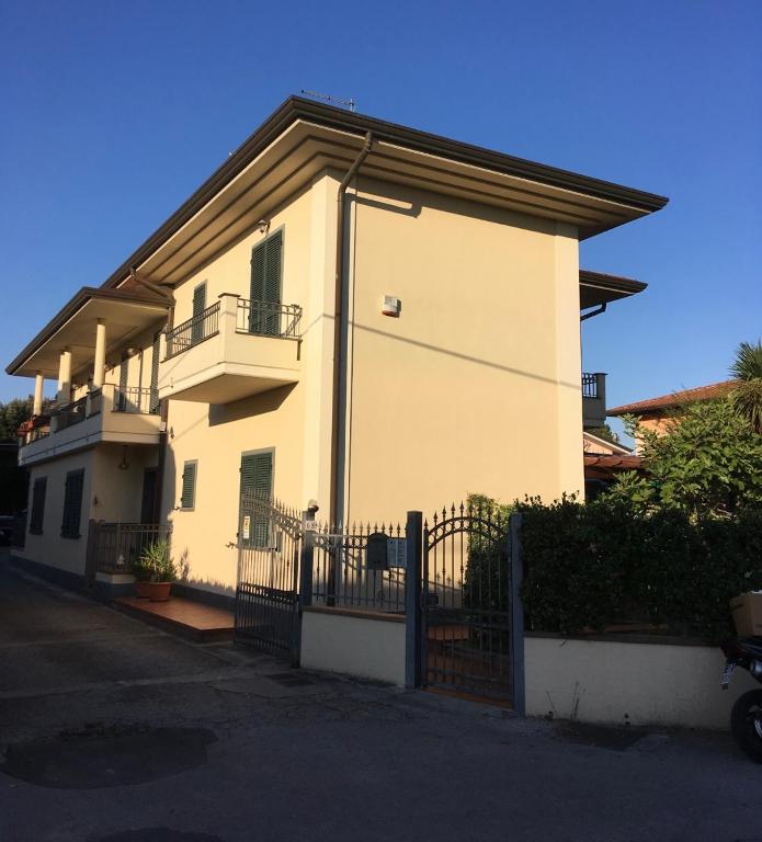 a white house with a fence in front of it at Mia in Marina di Massa