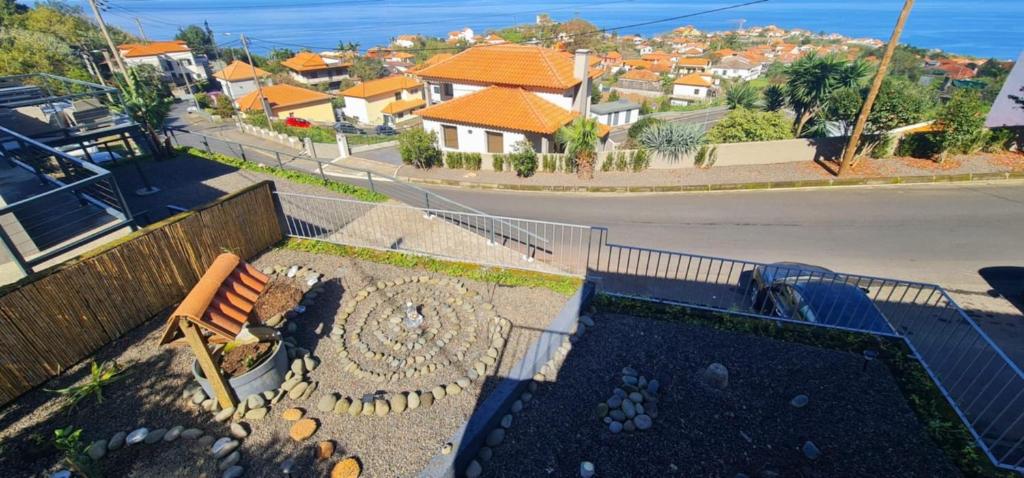 eine Bank, die am Straßenrand steht in der Unterkunft Oceanview room in Ponta Delgada