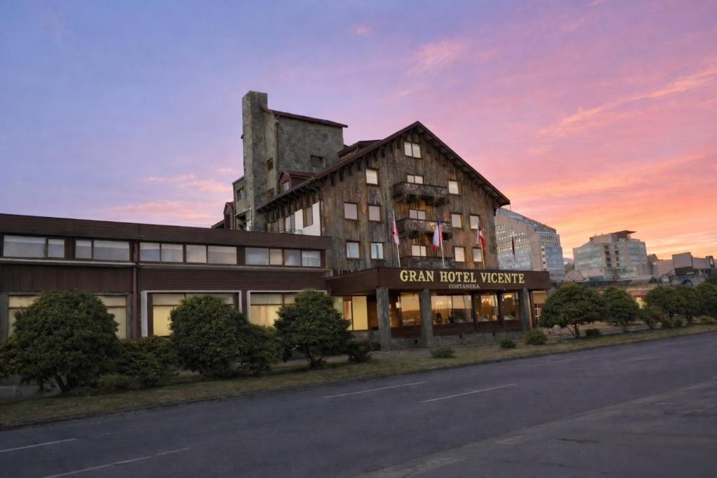 a building with a sign that reads green river hotel at Gran Hotel Vicente Costanera in Puerto Montt