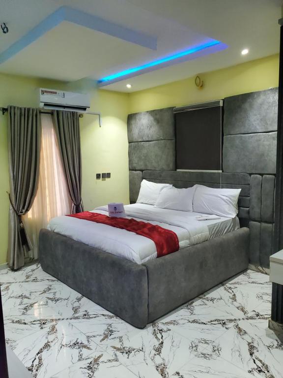 a bedroom with a large bed with a marble floor at Vingoze Apartments in Fatade