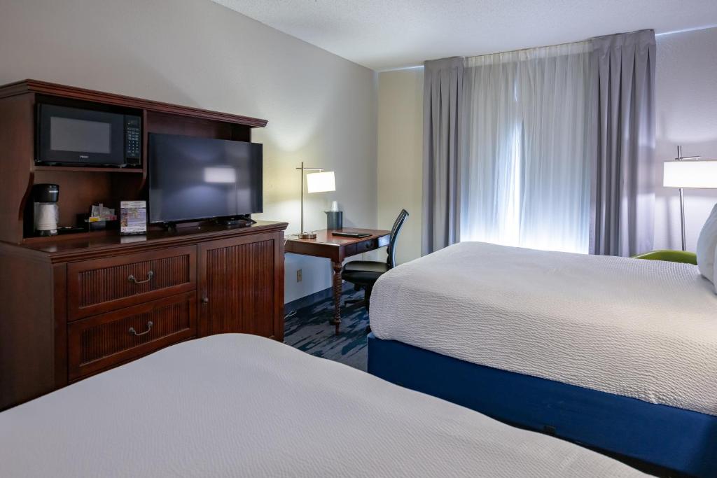 SummerPlace Inn - Queen Room With Two Queen Beds