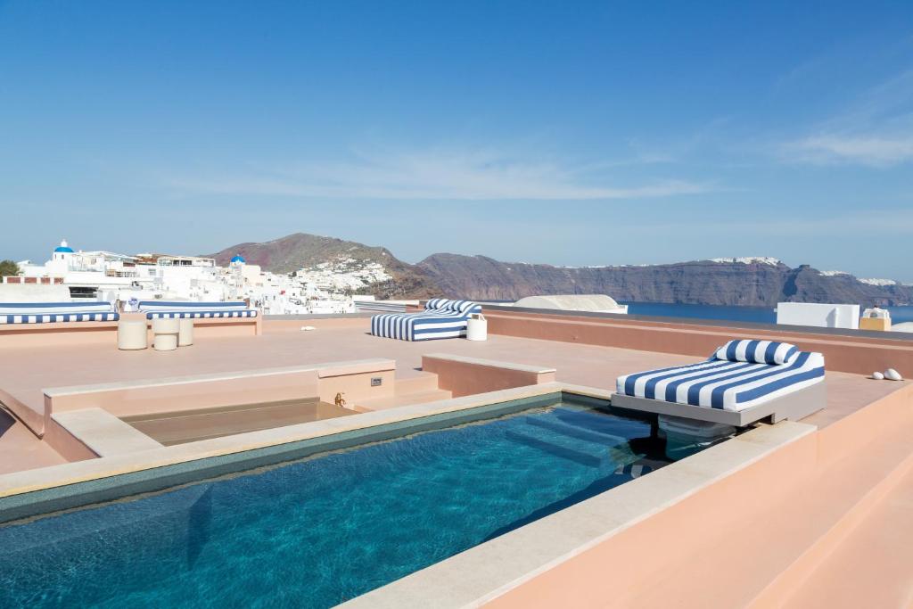a swimming pool on the roof of a house at Villa Oro in Oia