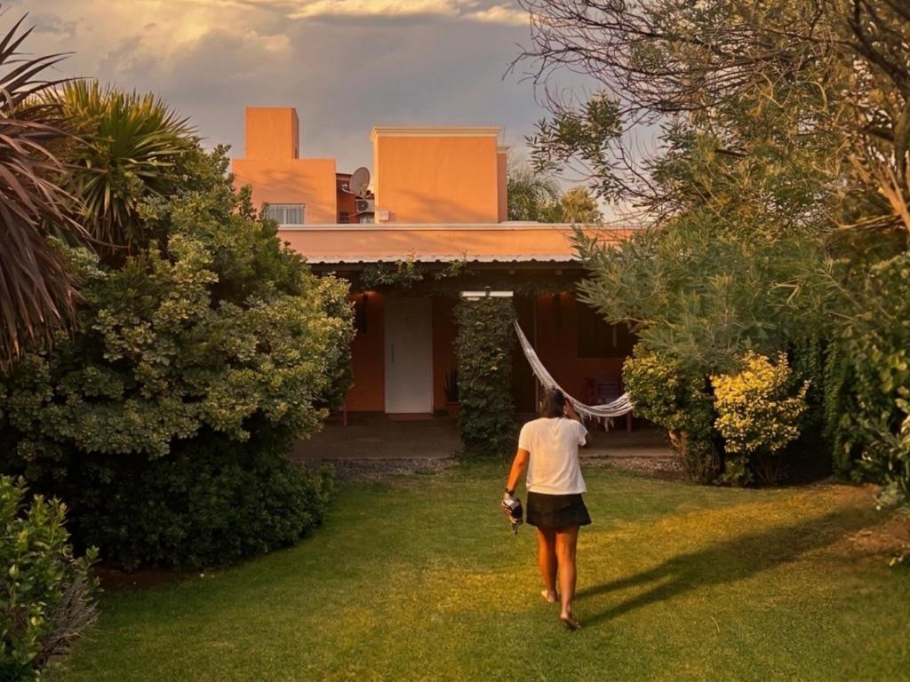 a woman walking in the yard of a house at Refugio - Suite privada con jardín y parrilla en Chilecito in Chilecito