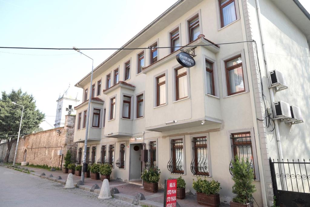 ein weißes Gebäude mit Pflanzen davor in der Unterkunft Ramparts Hotel in Istanbul