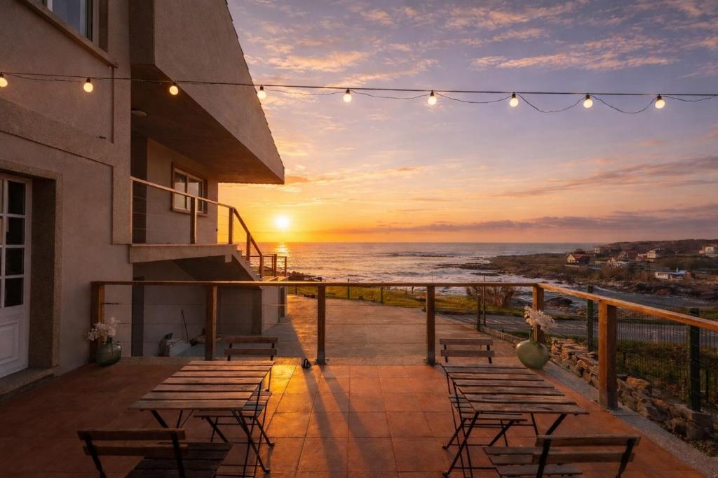 a balcony with chairs and a view of the ocean at Casa Ángel 1982 in Oia