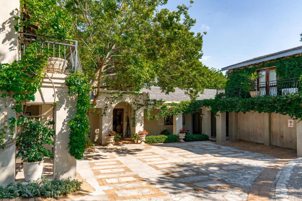 an estate with an arbor and a courtyard at Shepherd's Corner Guest House - Tranquil Boutique Stay in Bryanston in Johannesburg