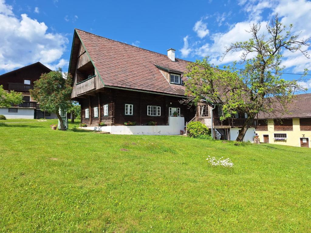 ein großes Haus mit einer Rasenfläche davor in der Unterkunft Reschbauer in Mainsdorf