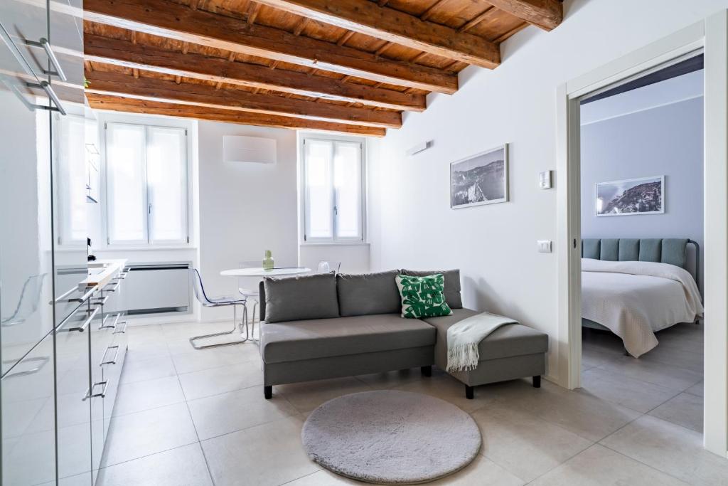 a living room with a couch and a bed at Cà del Lago in Arona