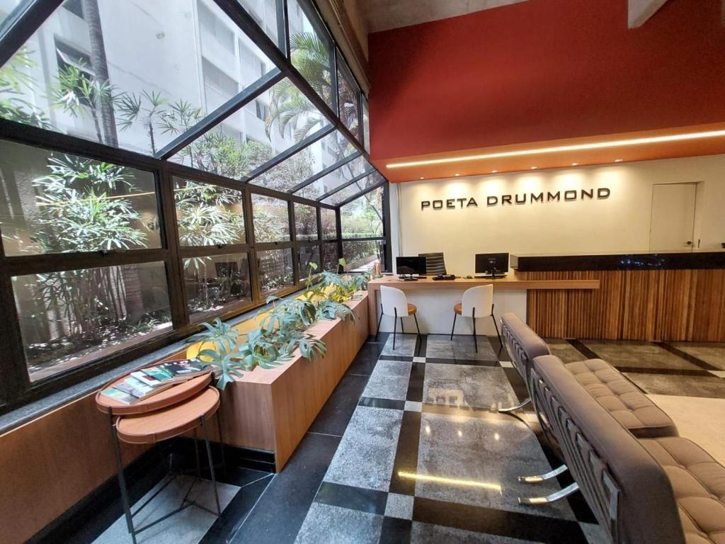 a lobby of a dermatologist office with benches and windows at Flat Jardins, Paulista, Oscar Freire, restaurantes in São Paulo