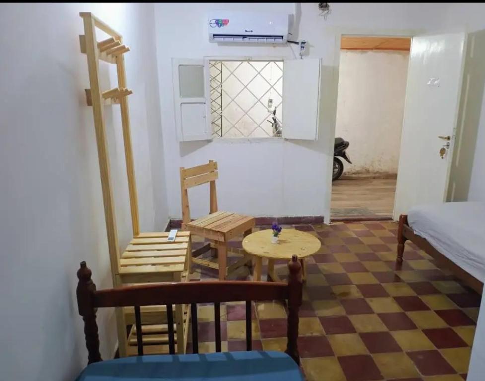 a room with two chairs and a table and a bed at La casa de Samuel in San Ramón de la Nueva Orán