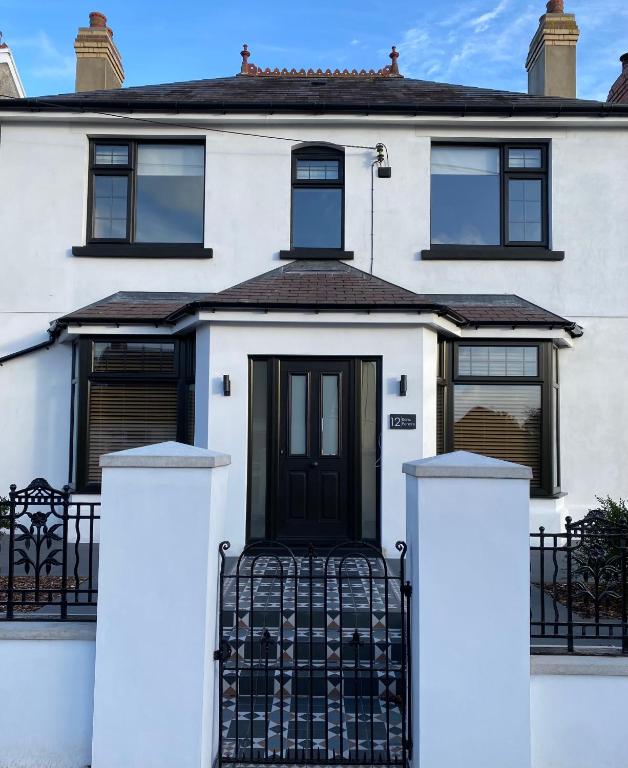 a white house with a black door at 12 Banc Pendre in Kidwelly