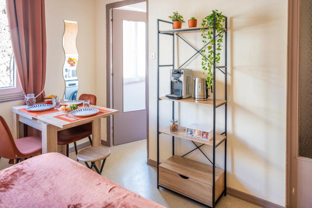 Studio balcon, proche gare, aéroport et frontière – photo 4